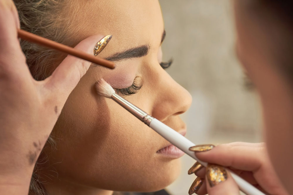 How to Apply Eyeshadow on Different Eye Shapes